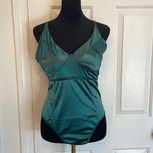 Pretty corset/tank/lingerie top. Stunning emerald green. Snaps at crotch. Sz-L